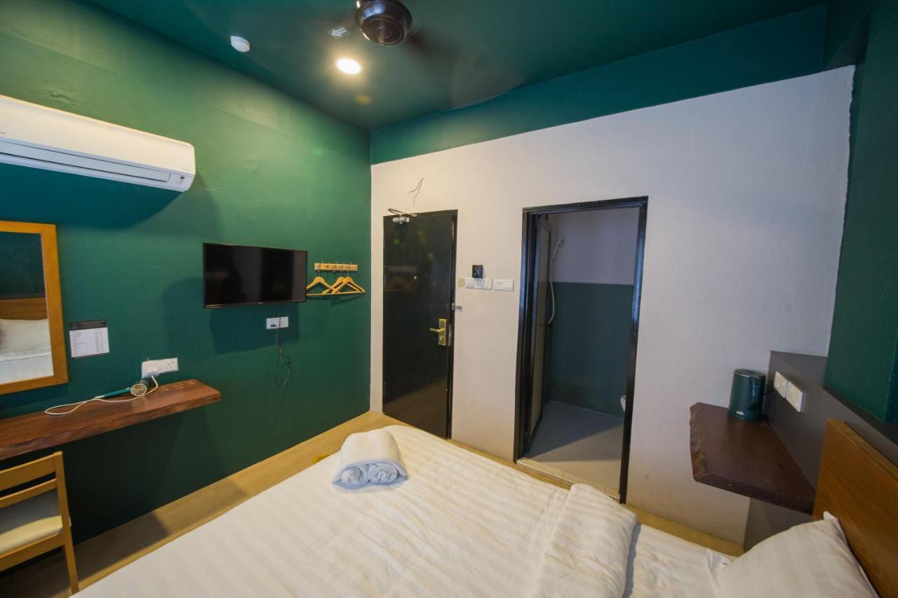 Room V Jalan Sultanah Near Bus Stop Batu Pahat Exterior foto